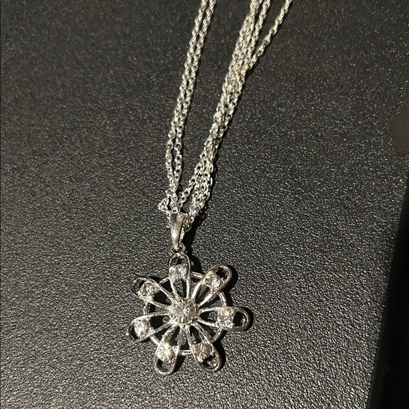 Jewelry - Elegant Silver Flower Pendant Necklace